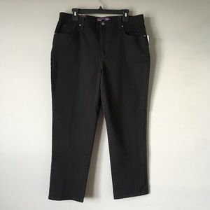 Gloria Vanderbilt | Amanda Black Size 18 Short